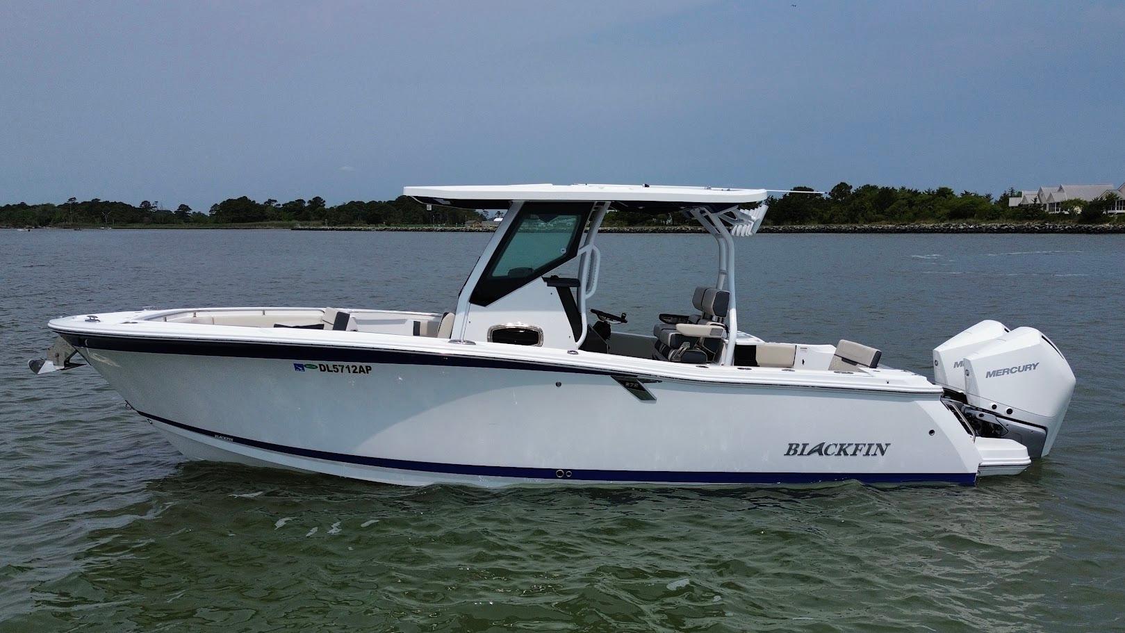 Blackfin 272 CC 2023 Blackfin 272 CC boat on calm water, side view.