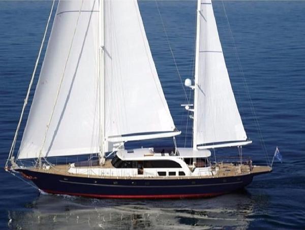Jongert ds 25 Sailing yacht Jongert DS 25, 1980 model, cruising on calm blue waters.