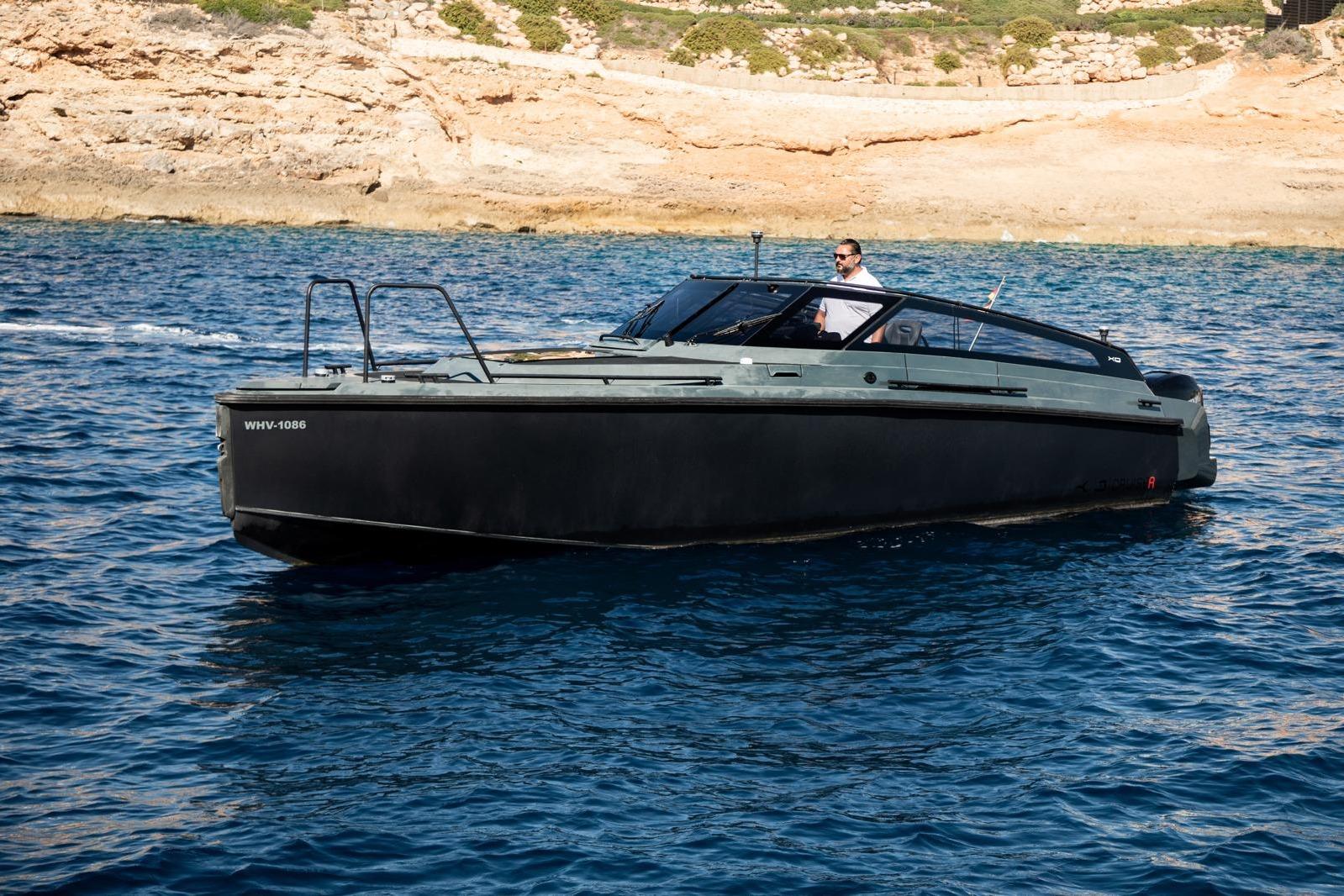 2017 XO Boats 32 Commander