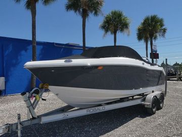 2023 Robalo R207 Dual Console