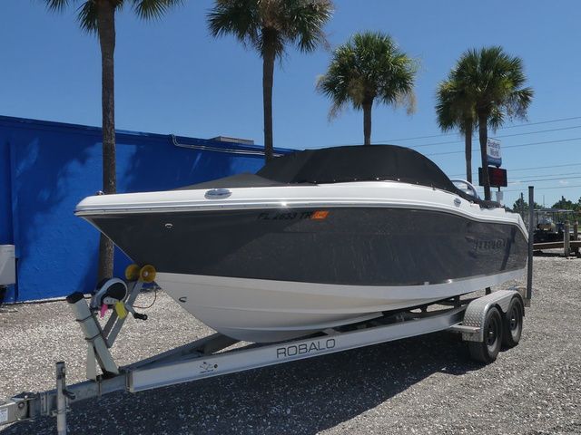 2023 Robalo R207 Dual Console