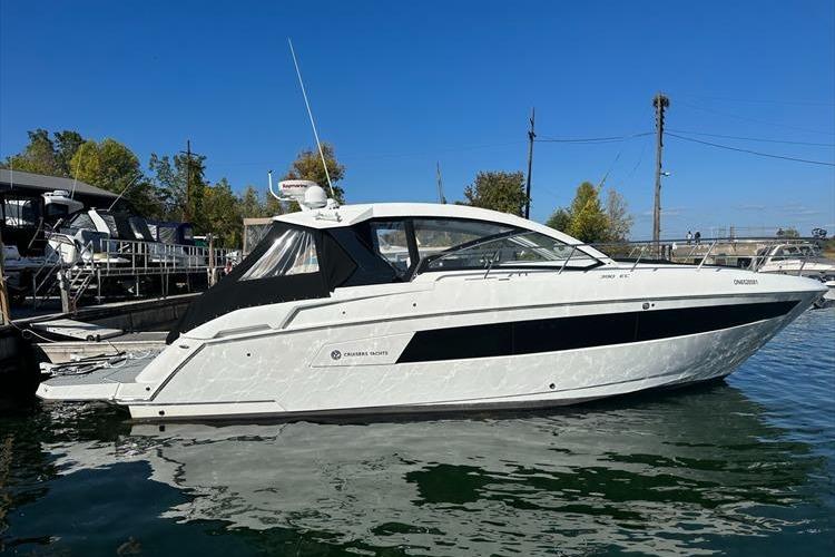 2019 Cruisers Yachts 390 Express Coupe