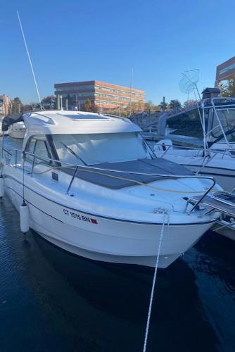 Beneteau Antares 23 2021 Beneteau Antares 23 boat docked in a marina.