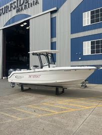 2023 Robalo R242