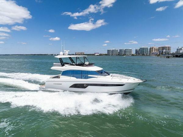 2025 Prestige 520 Flybridge