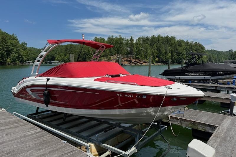 Chaparral 23 SSi 2022 Chaparral 23 SSi boat with red cover docked on a lake.