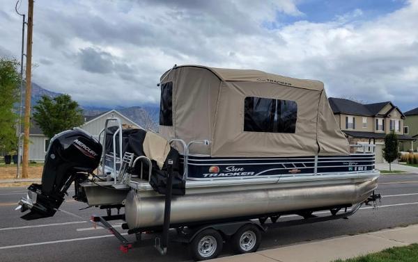 2023 Sun Tracker Fishin' Barge 20 DLX