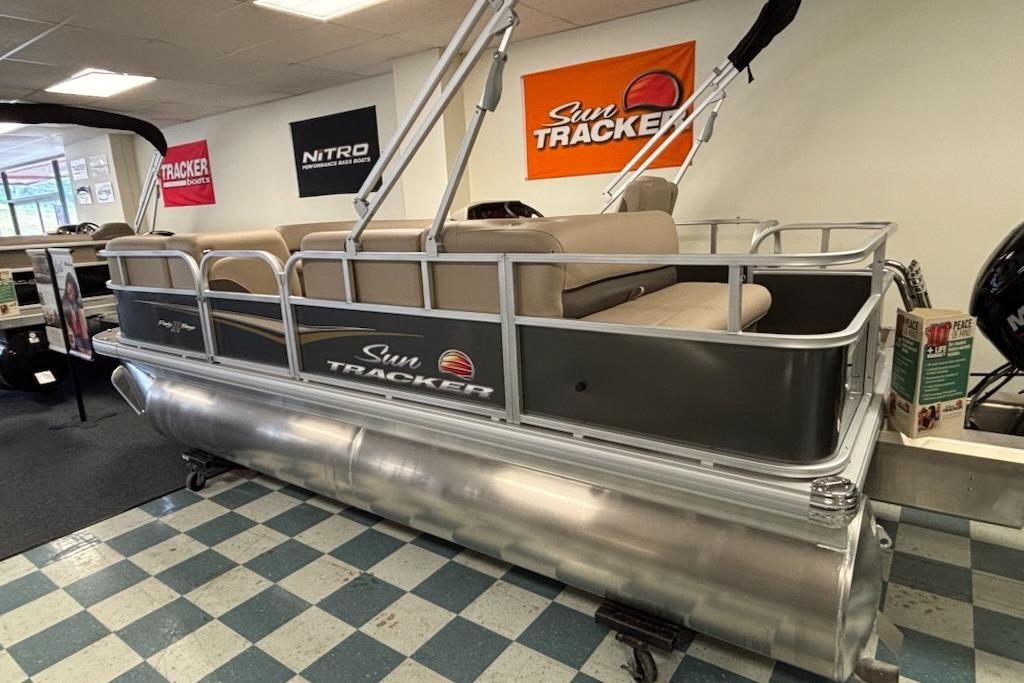 2025 Sun Tracker Party Barge 18 DLX