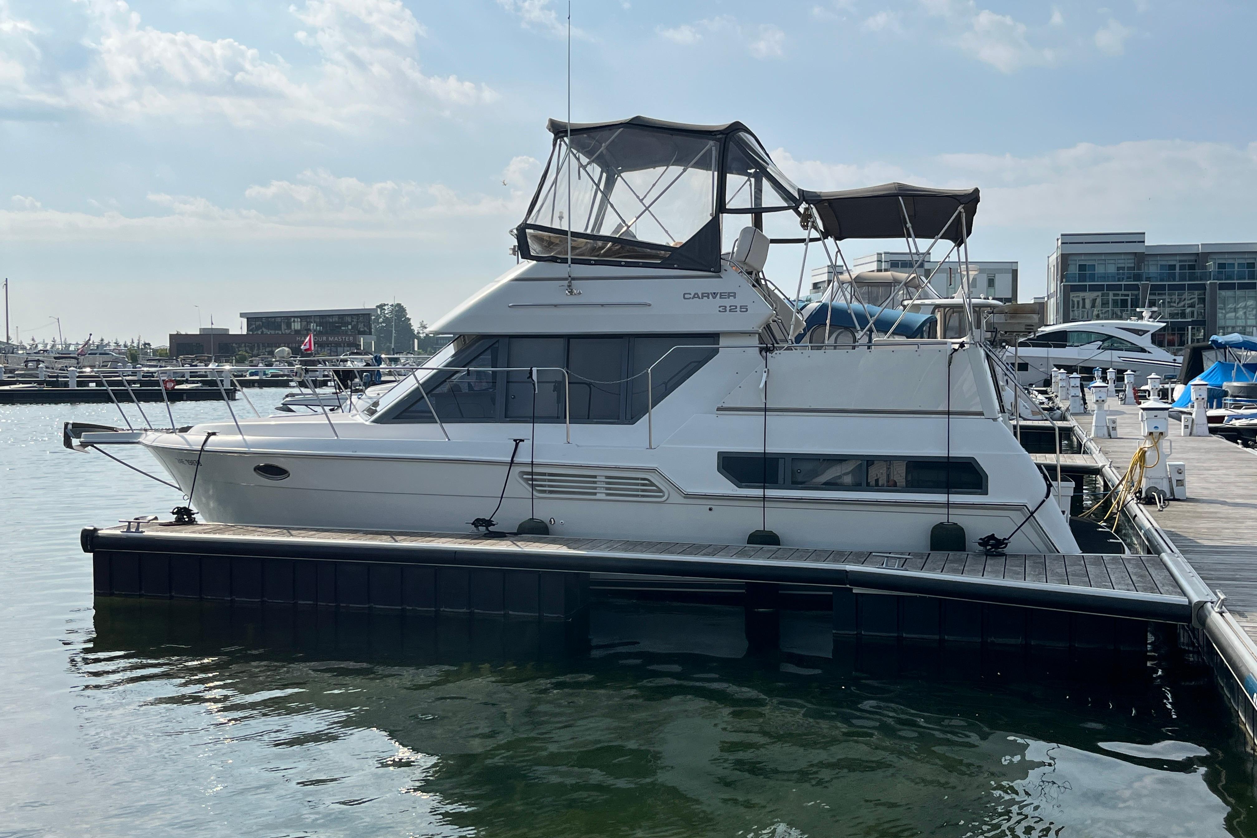 1996 Carver 325 Aft Cabin