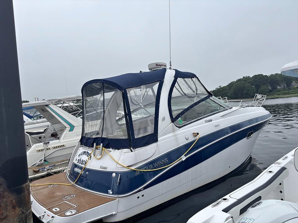 Four Winns 288 Vista 2009 Four Winns 288 Vista boat docked in a marina.