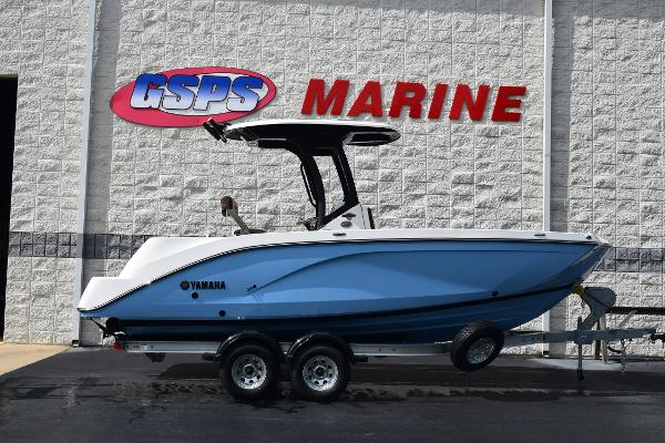 Yamaha Boats 222 FSH Sport E 2025 Yamaha Boats 222 FSH Sport E on trailer at GSPS Marine dealership.
