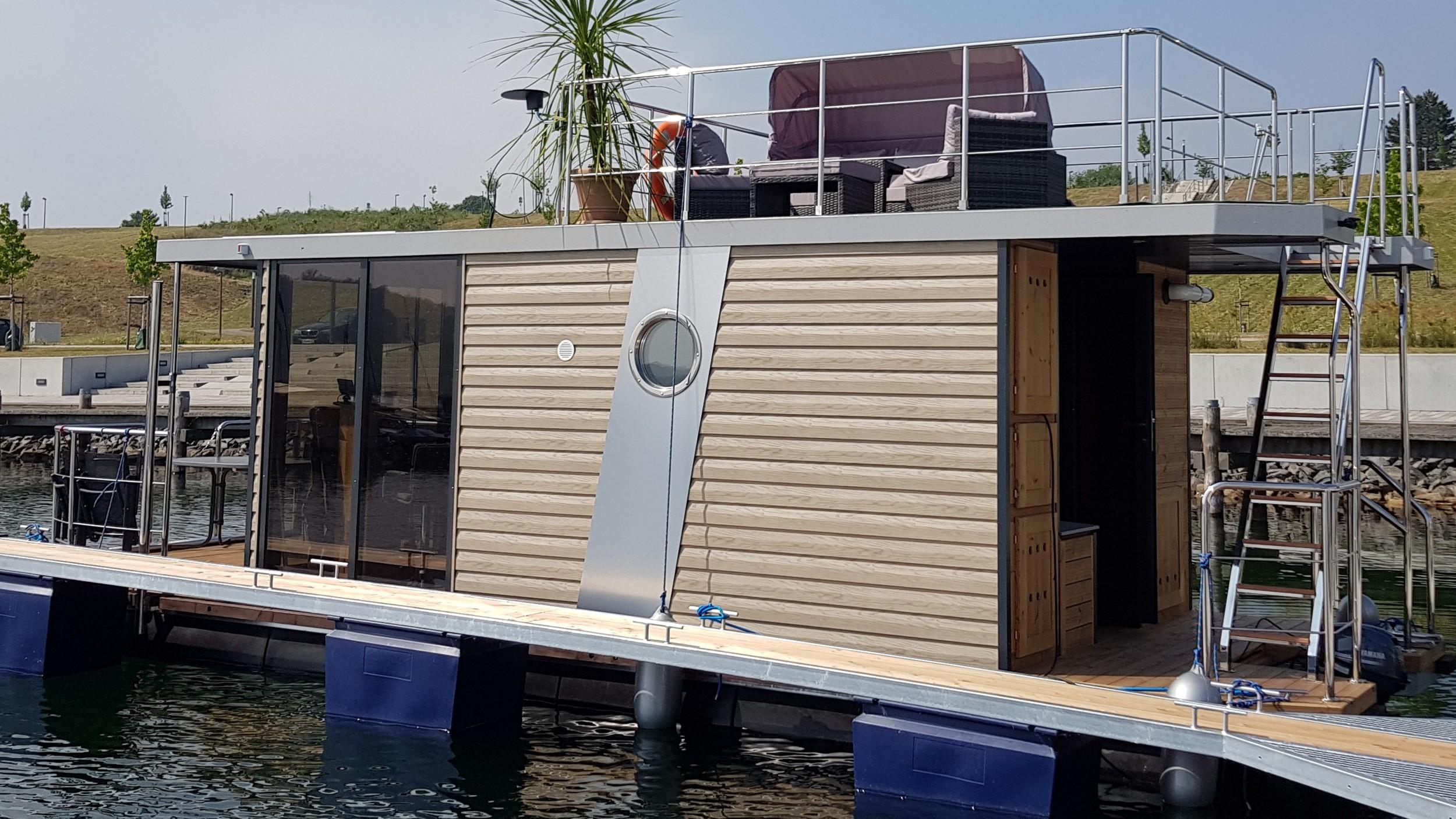 2025 Campi 300 Houseboat