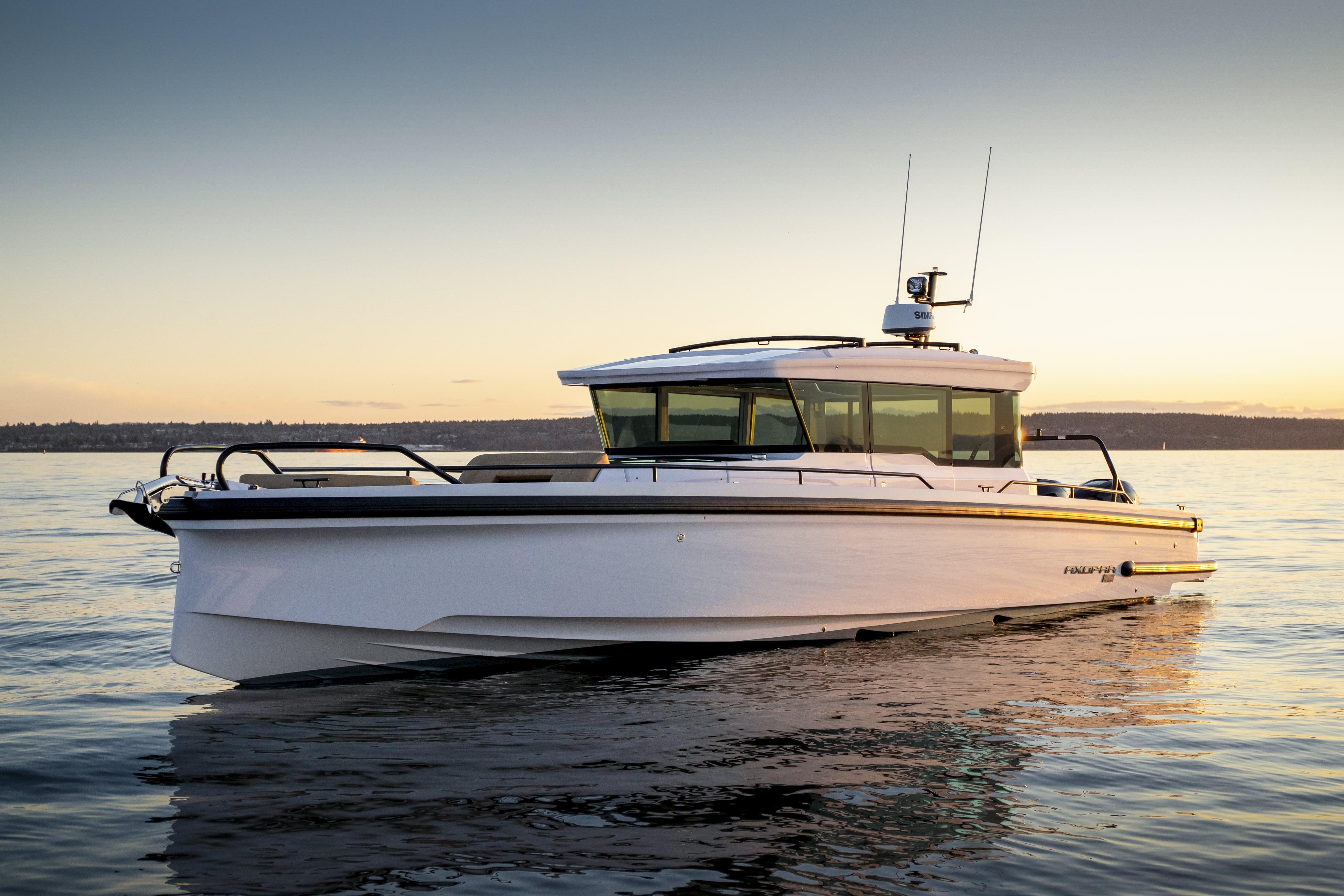 Axopar 37 XC CROSS CABIN 2025 Axopar 37 XC CROSS CABIN boat on calm water at sunset.