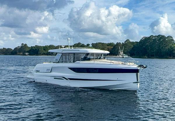 2025 Wellcraft 44 Explorer