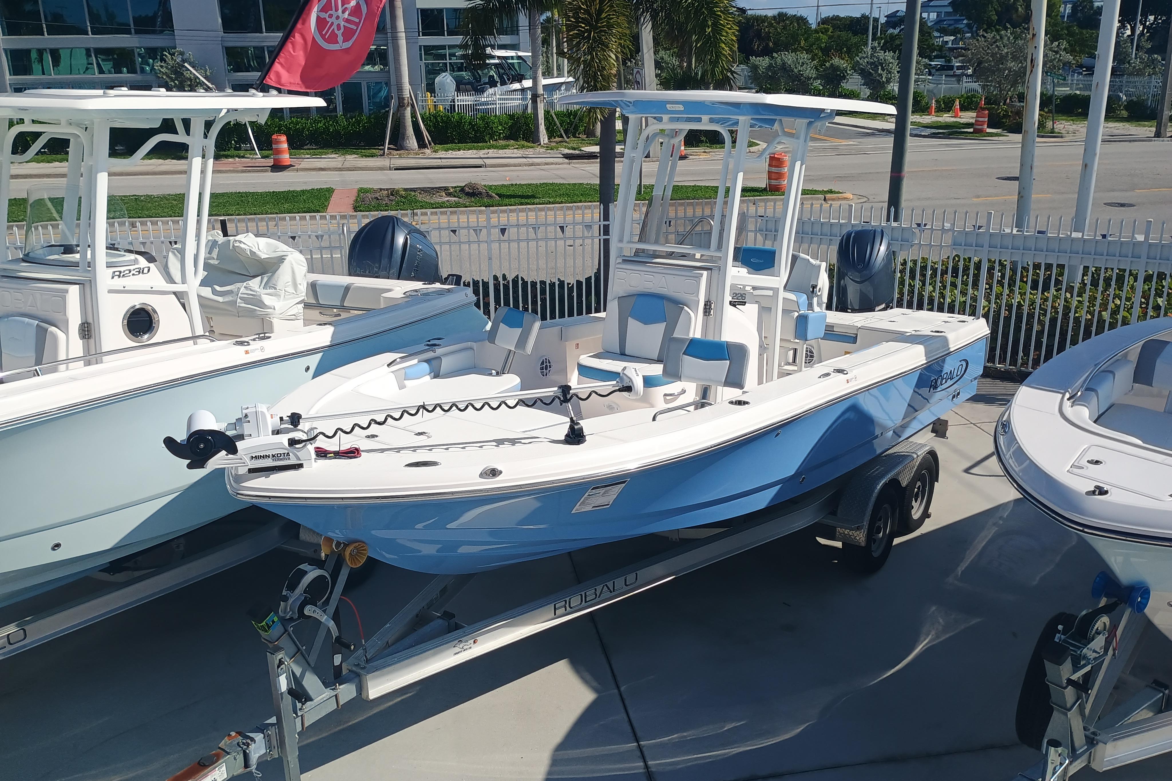 2026 Robalo 226 Cayman