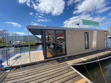 2025 Campi 340 Houseboat