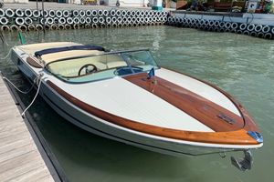 Colombo Super Indios 25 2016 Colombo Super Indios 25 boat docked, featuring sleek design and wooden accents.