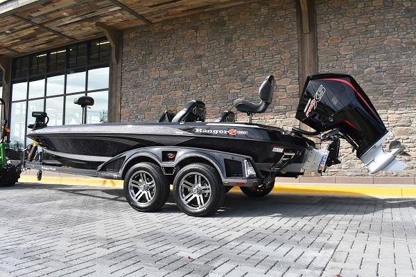 Ranger Z520R Ranger Cup Equipped 2024 Ranger Z520R Ranger Cup Equipped boat parked outside a building.