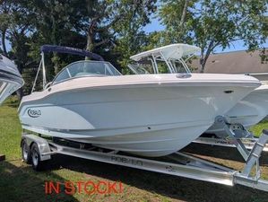 Robalo R207 Dual Console 2025 Robalo R207 Dual Console boat on trailer, in stock, outdoor display.