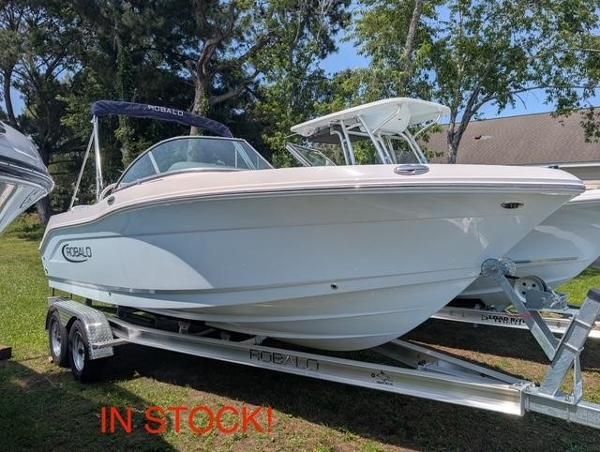 Robalo R207 Dual Console 2025 Robalo R207 Dual Console boat on trailer, in stock, outdoor display.