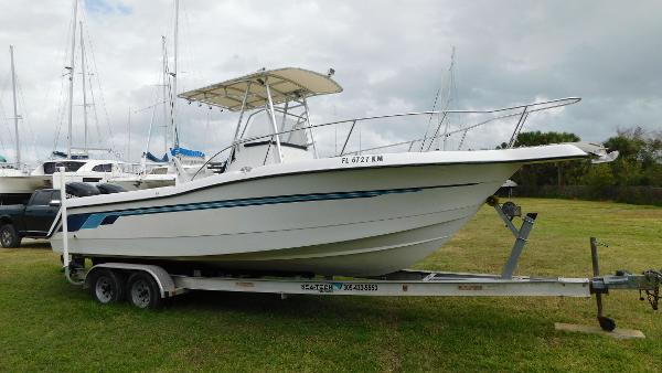Ranger 2510 Center Console 1998 Ranger 2510 boat on trailer, parked on grass, with overcast sky.