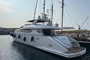 Maiora 31 Luxury Maiora 31 yacht from 2000 docked at a marina, showcasing sleek design.