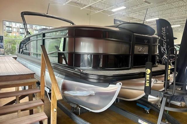 Barletta Lusso 23UC 2025 Barletta Lusso 23UC pontoon boat displayed indoors on a trailer.