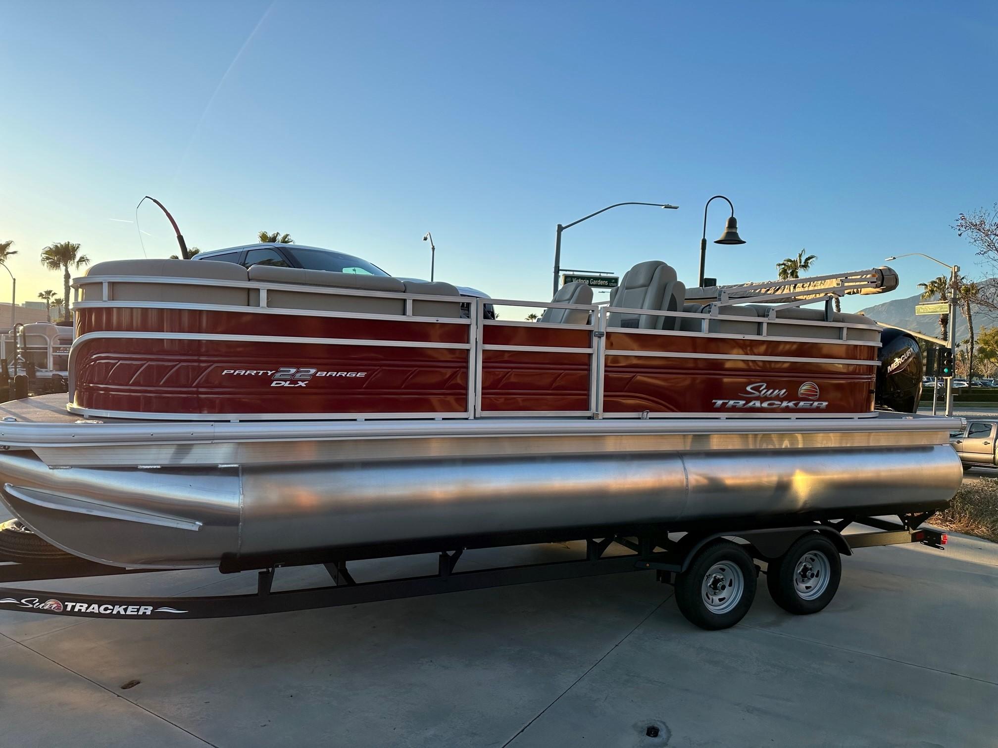 2025 Sun Tracker Party Barge 22 RF DLX