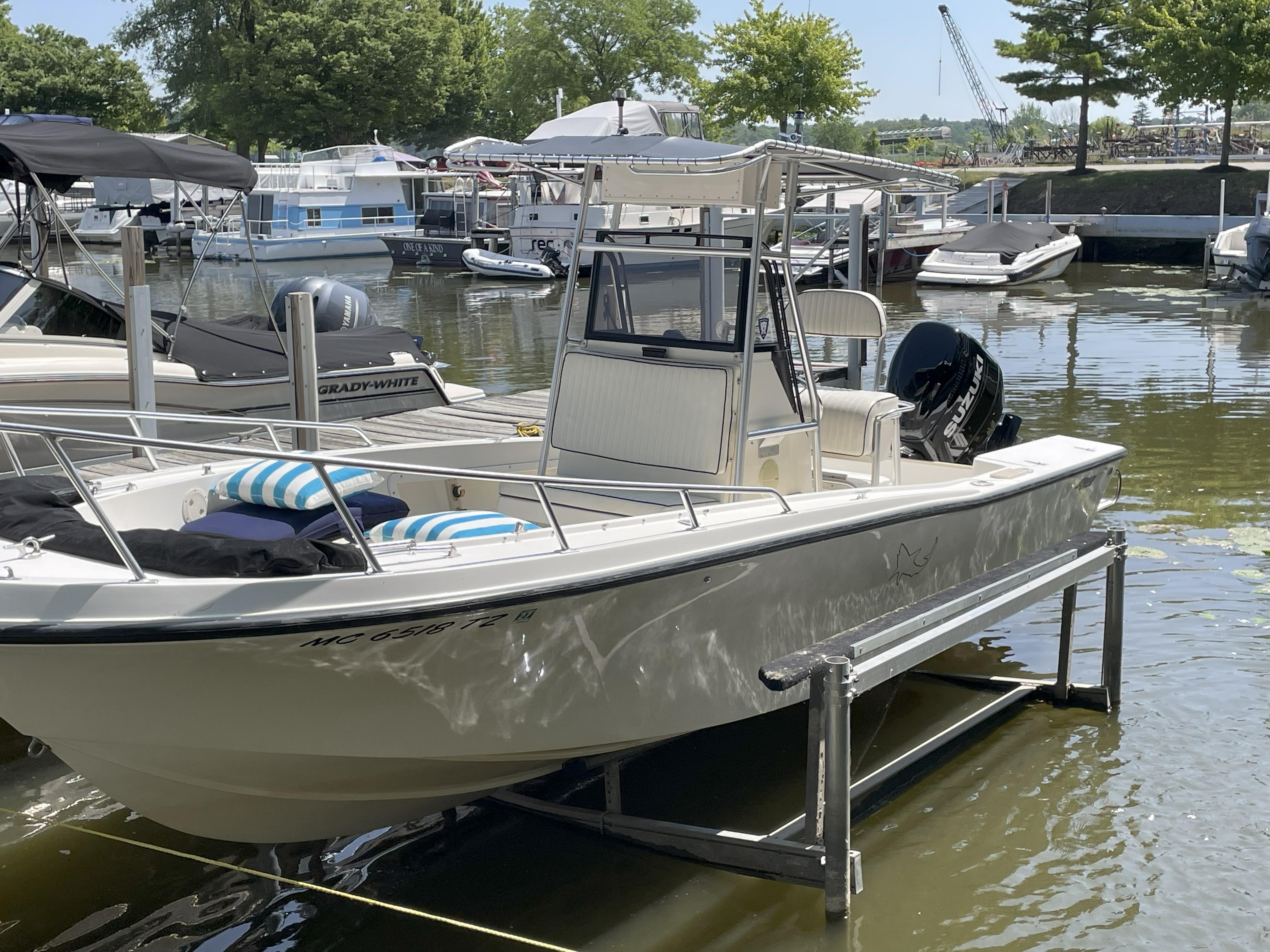 1995 Mako 221