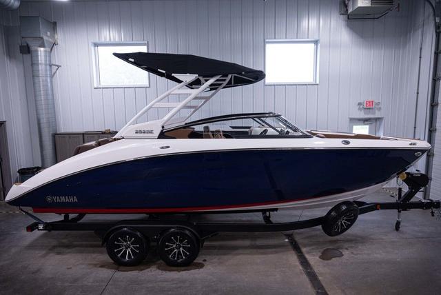 2025 Yamaha Boats 252SE