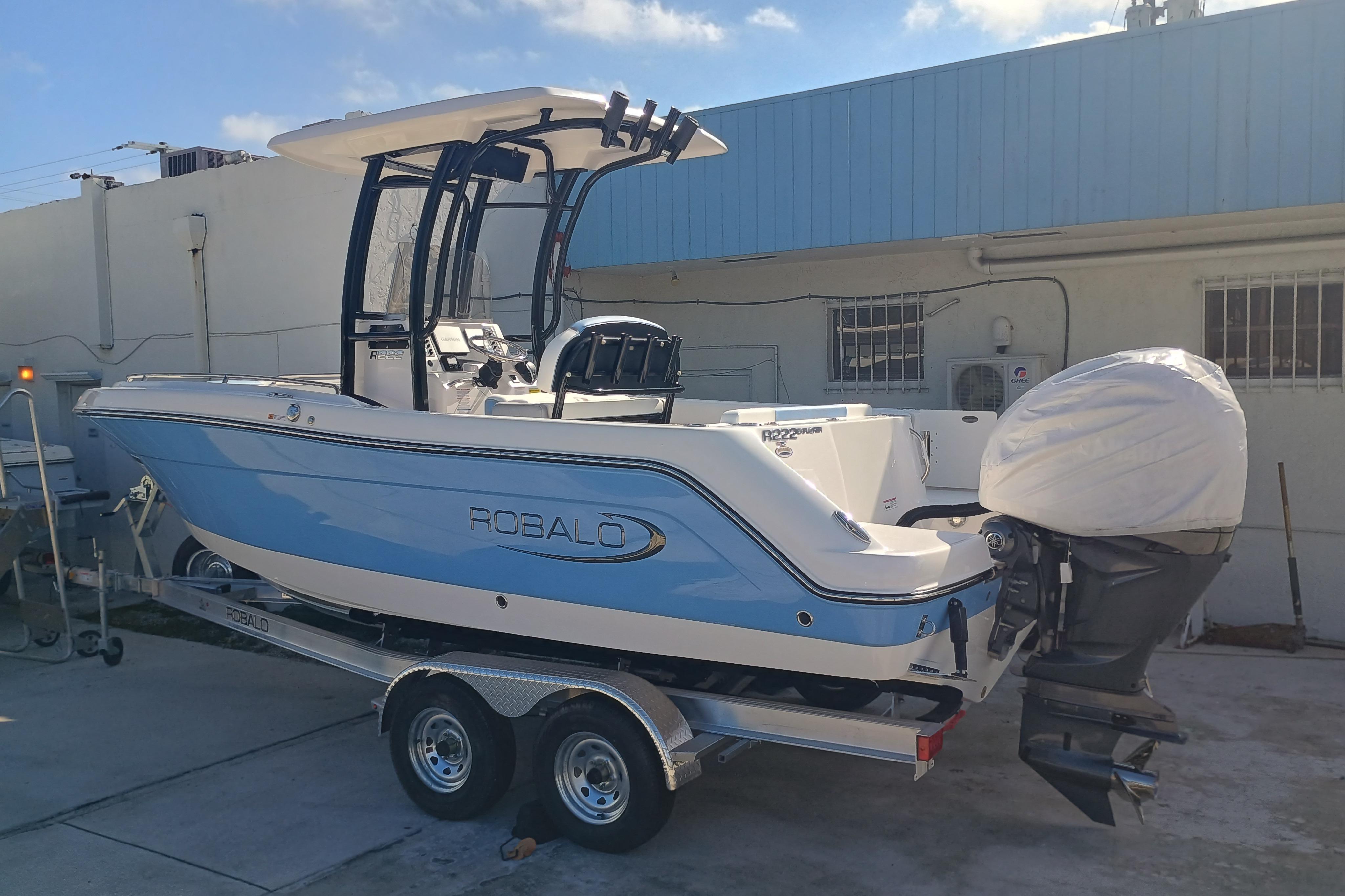 2026 Robalo R222 Center Console