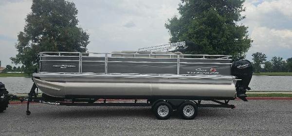 2025 Sun Tracker Fishin' Barge 22 DLX