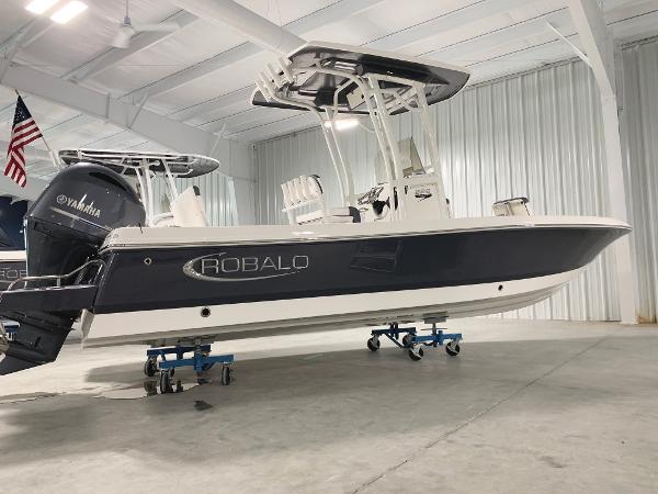 Robalo 226 Cayman 2024 Robalo 226 Cayman boat in a showroom with Yamaha outboard motor.