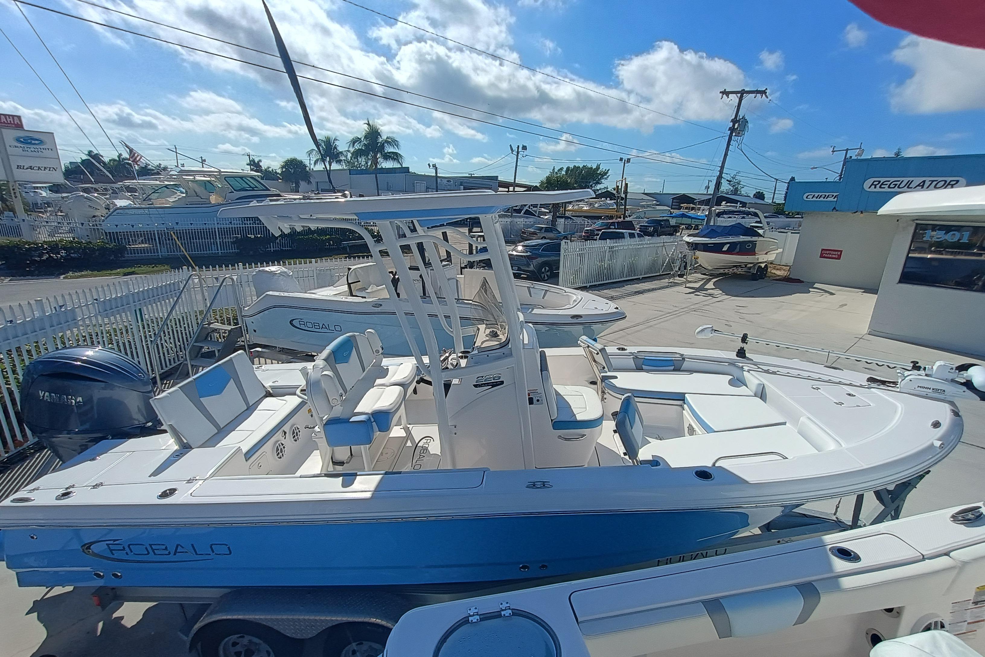 2026 Robalo 226 Cayman
