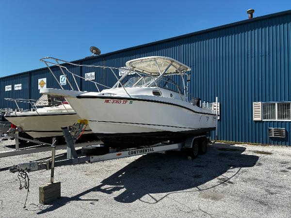 2005 Boston Whaler 235 Conquest