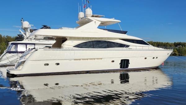 2010 Ferretti Yachts 830