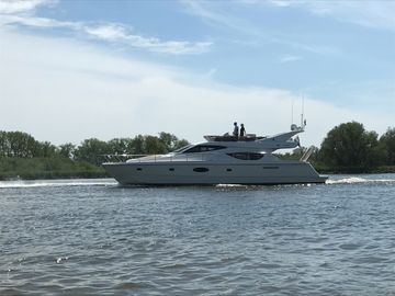 2005 Ferretti Yachts 550