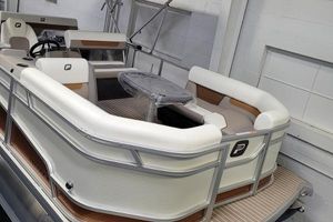 Princecraft Vectra 21 RL 2025 Princecraft Vectra 21 RL pontoon boat with white seating and modern design.