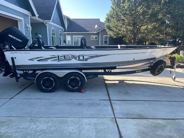 2017 Lund 2075 Pro Guide
