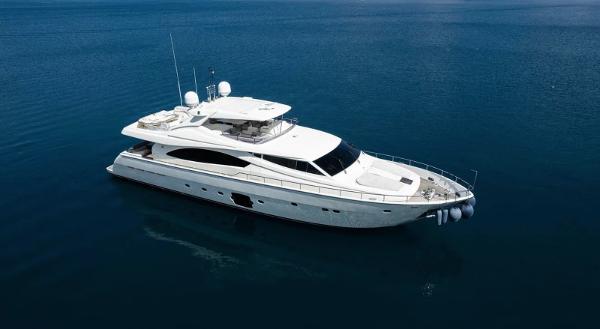 Ferretti Yachts 881