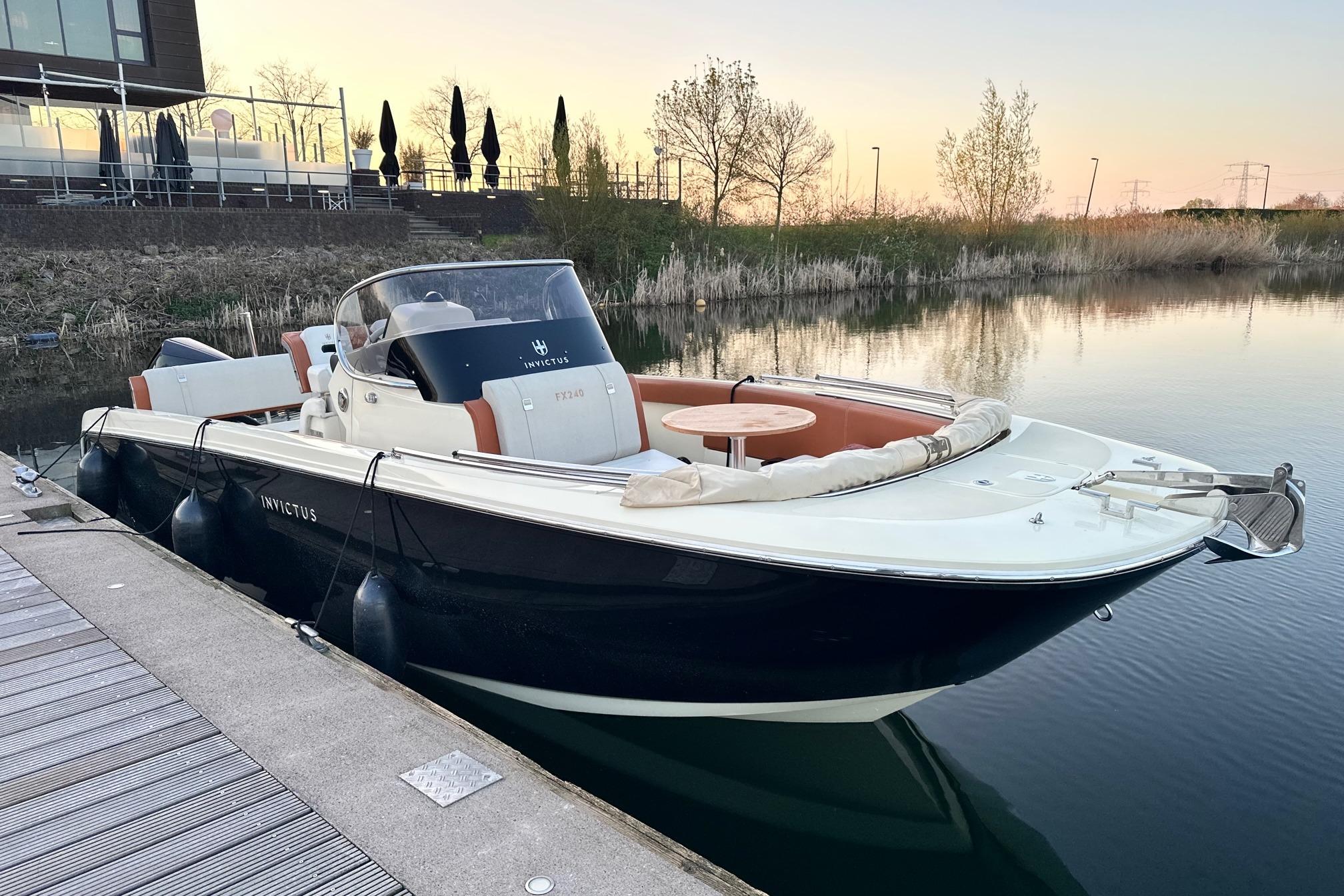 2020 Invictus 240 FX