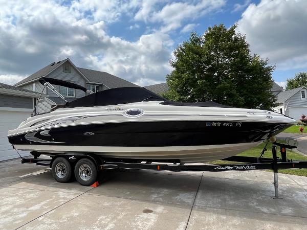 Sea Ray 270 SD Sundeck 2005 Sea Ray 270 SD Sundeck boat on a trailer in a residential driveway.