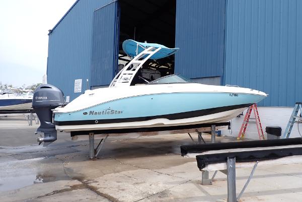 2019 NauticStar 243DC Sport Deck