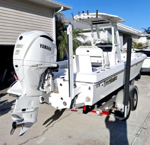 2022 Everglades 243 Center Console
