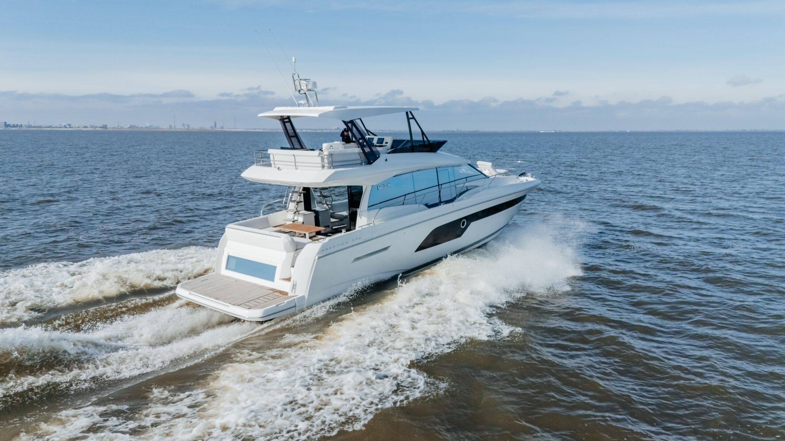 2023 Prestige 520 Flybridge