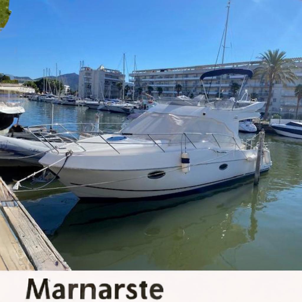Galeon 290 Fly 2007 Galeon 290 Fly yacht docked in a sunny marina with palm trees and buildings.
