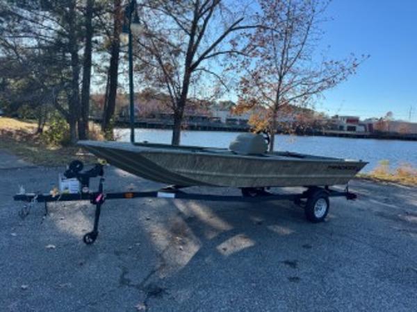 Tracker Grizzly 1648 SC 2025 Tracker Grizzly 1648 SC boat on trailer by a lakeside.