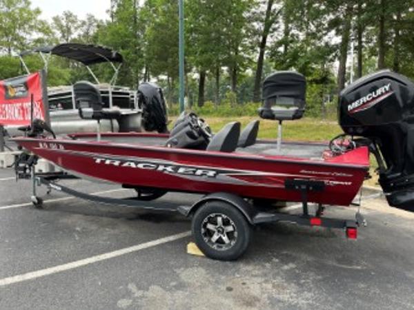 Tracker Pro Team 175 TXW TE 2020 Tracker Pro Team 175 TXW TE fishing boat with Mercury engine, parked outdoors.