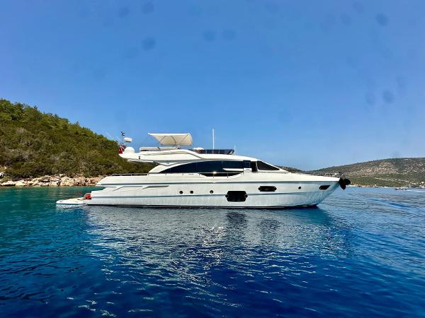 2013 Ferretti Yachts 690