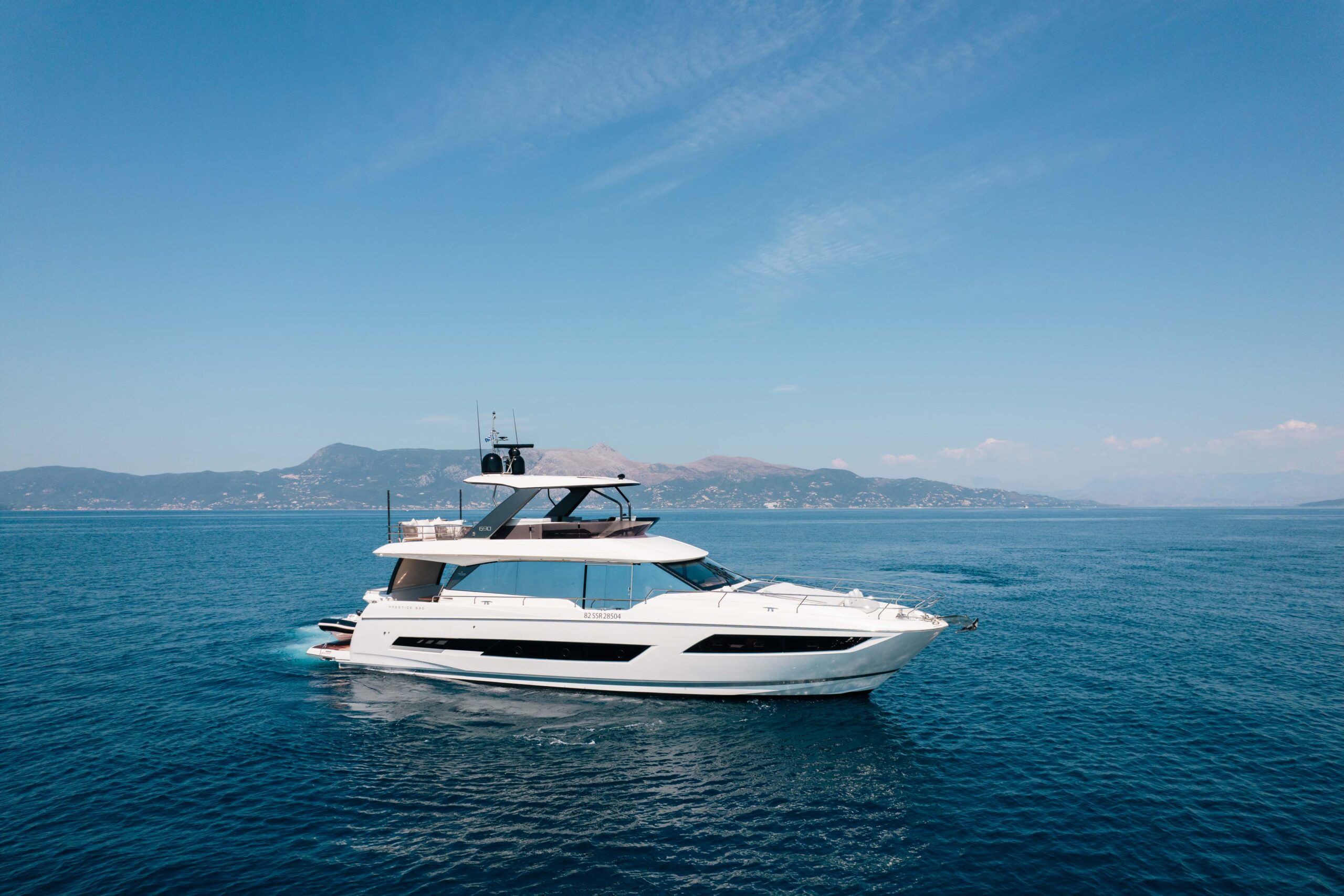 2023 Prestige 690 Flybridge